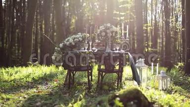 婚礼装饰的桌子，为森林中的两个自然。 婚礼装饰白色玫瑰花束和古董